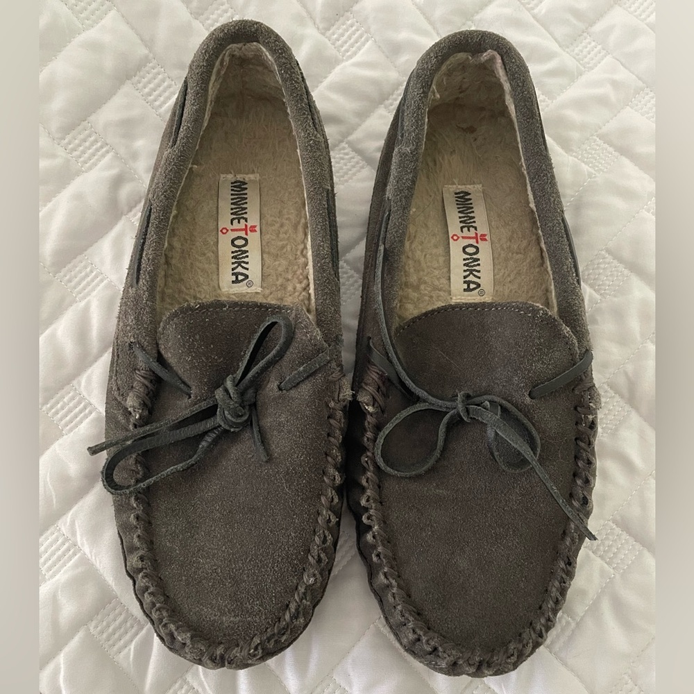 Minnetonka Men’s 7 moccasin slippers. Also fits women’s 9. Unisex IMHO